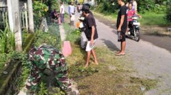 Wujud Nyata Kemanunggalan TNI Dengan Rakyat, Babinsa Dan Masyarakat Lakukan Pembersihan Lingkungan