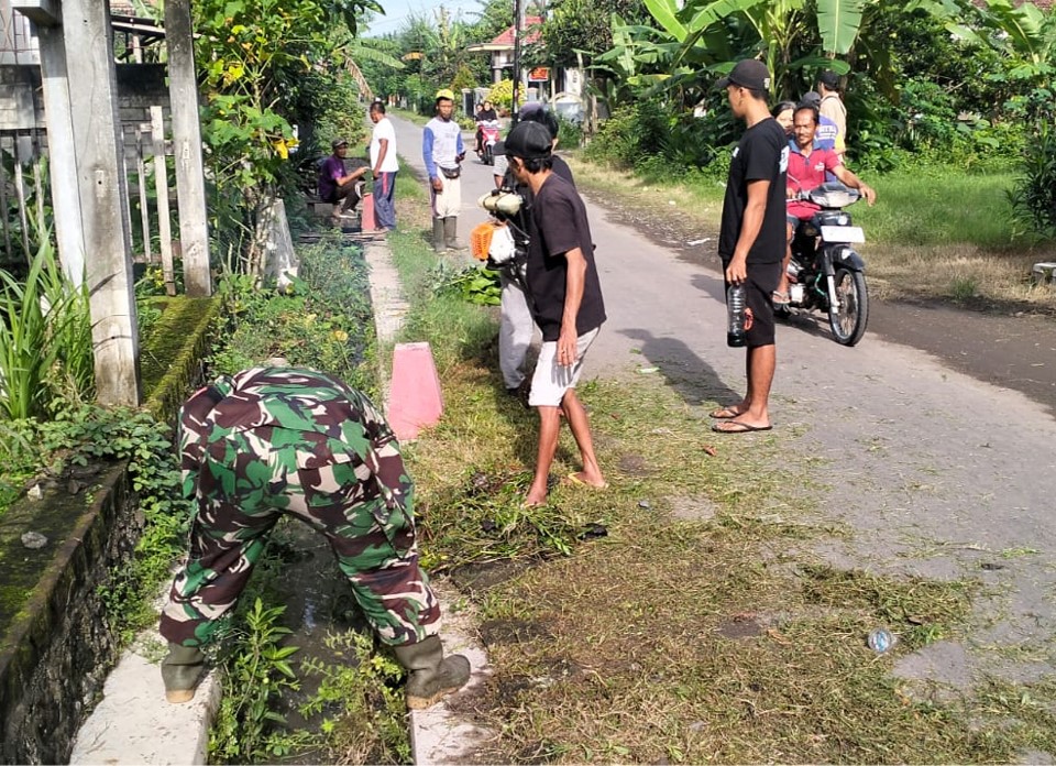 Wujud Nyata Kemanunggalan TNI Dengan Rakyat, Babinsa Dan Masyarakat Lakukan Pembersihan Lingkungan