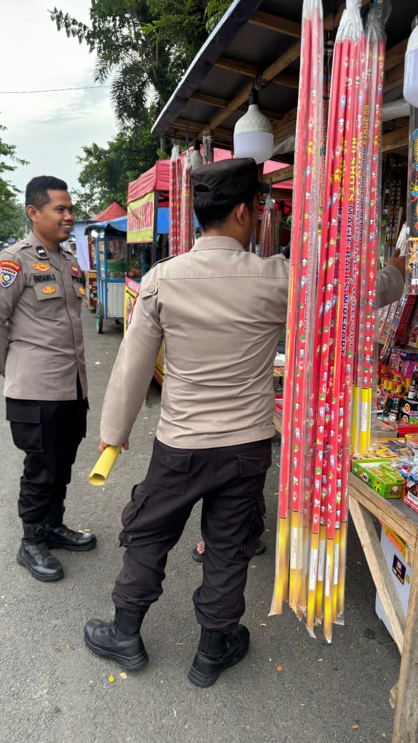 SAT BINMAS POLRES LEBAK LAKSANAKAN KEGIATAN WAWAR / HIMBAUAN KEPADA PEDAGANG KEMBANG API & PETASAN