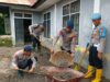 Polres Aceh Tengah dan BKO Brimob Lanjutkan Gotong Royong Pulihkan Akses Jalan dan Rumah Warga Pascabencana