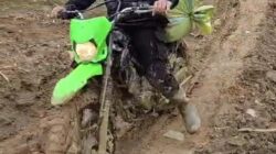 Menembus Medan Ekstrem, Personel Polres Aceh Tengah Antar Bantuan Logistik ke Desa Terisolir