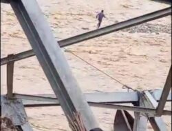 Selamatkan Warga Terseret Arus  Anggota  Kodim 0106 Aceh Tengah Terjun Ke Sungai