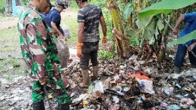 Warga RW 03 Langensari Bersama Babinsa Gelar Kerja Bakti Antisipasi Banjir dan Penyakit
