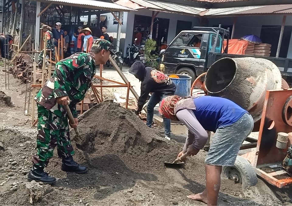 Wujud Manunggal Dengan Rakyat, Babinsa Desa Pikatan Bantu Bangun Rumah Warga Binaannya
