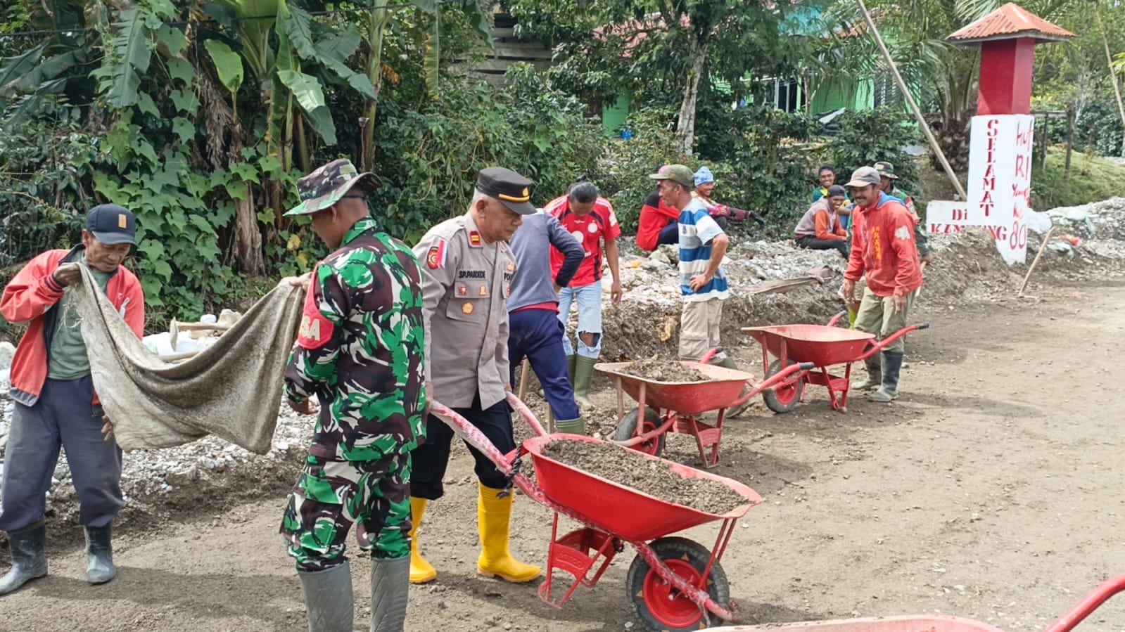 TNI–Polri Aceh Tengah Bersama Warga Jagong Jeget Gotong Royong Pulihkan Akses Jalan Pasca Bencana