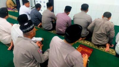 Personil Polsek Rangkasbitung Polres Lebak Laksanakan Sholat Jumling Perkuat Silaturahmi dan Kamtibmas