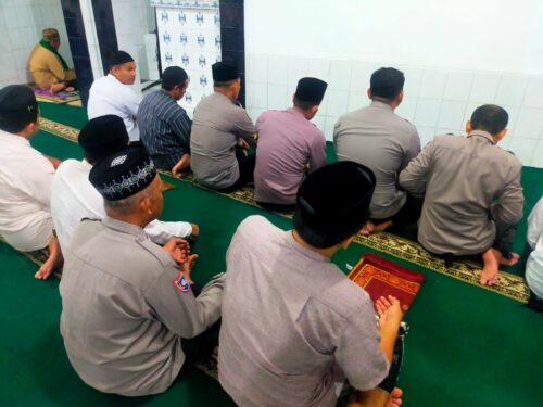 Personil Polsek Rangkasbitung Polres Lebak Laksanakan Sholat Jumling Perkuat Silaturahmi dan Kamtibmas