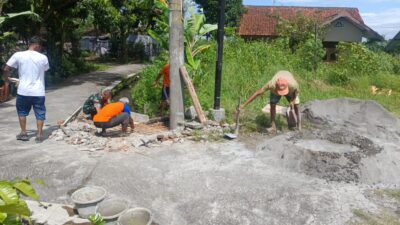 Babinsa Banyudono Bangkitkan Semangat Gotong Royong, Warga Bersama TNI Perbaiki Jalan Penghubung Antar Dusun