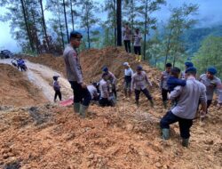 Respon Cepat Polri di Aceh Tengah Buka Akses Jalan Nasional Takengon–Blang Kejeren, Personel Bantu Seberangkan Warga