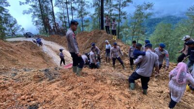 Respon Cepat Polri di Aceh Tengah Buka Akses Jalan Nasional Takengon–Blang Kejeren, Personel Bantu Seberangkan Warga