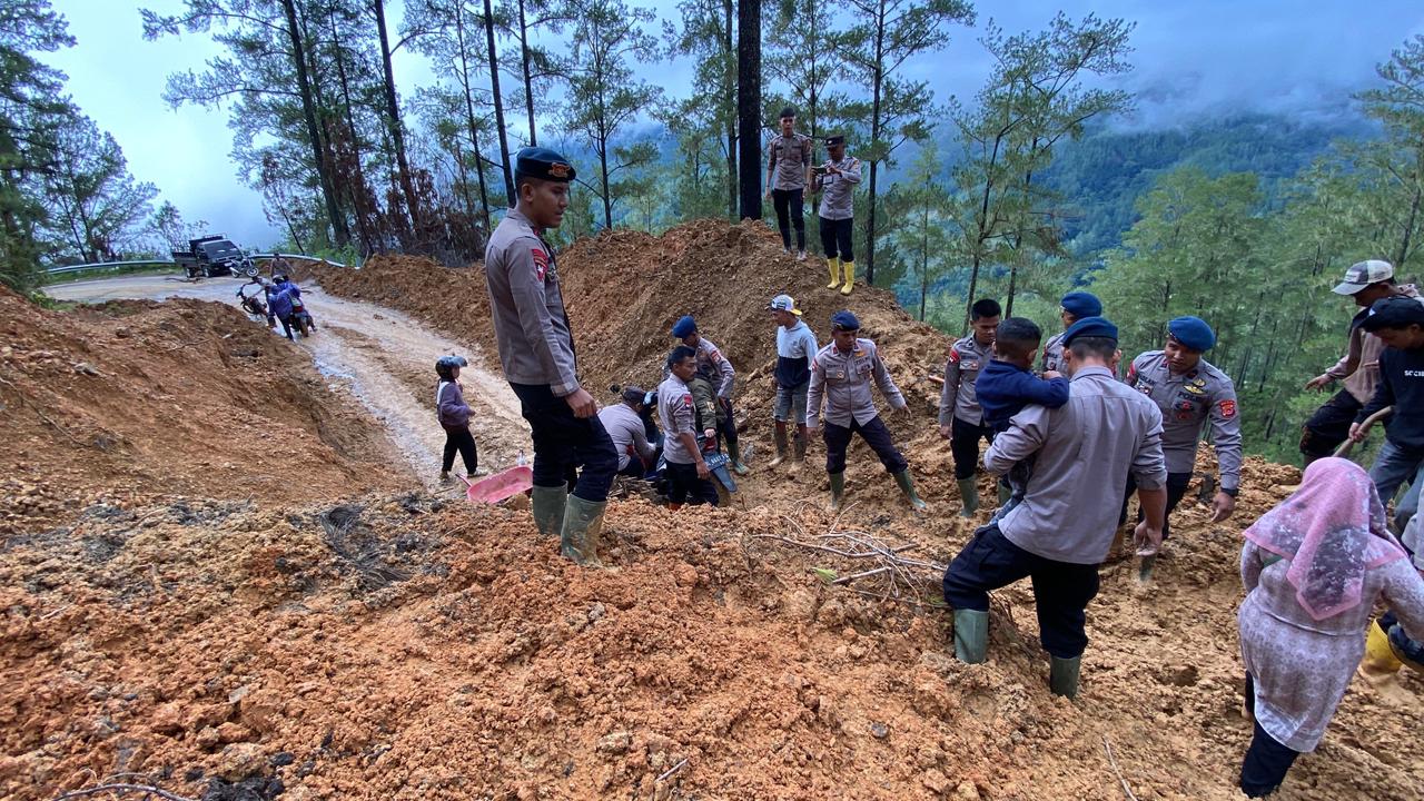 Respon Cepat Polri di Aceh Tengah Buka Akses Jalan Nasional Takengon–Blang Kejeren, Personel Bantu Seberangkan Warga