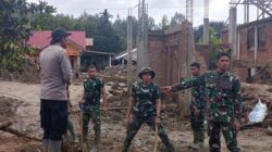Sinergi Percepatan Pemulihan, TNI–Polri Bersihkan Rumah Warga Terdampak Banjir Bandang di Linge Aceh Tengah