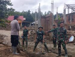 Sinergi Percepatan Pemulihan, TNI–Polri Bersihkan Rumah Warga Terdampak Banjir Bandang di Linge Aceh Tengah