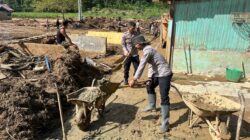 Polisi Gotong Royong Bersihkan Rumah Warga Terdampak Pascabencana di Kampung Kenawat, Aceh Tengah
