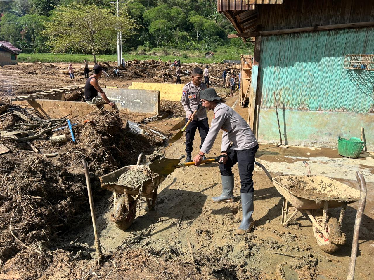 Polisi Gotong Royong Bersihkan Rumah Warga Terdampak Pascabencana di Kampung Kenawat, Aceh Tengah