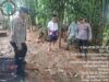 Kapolsek Rangkasbitung Polres Lebak dan Personil Cek Tanah Longsor Akibat Terkikis Air Sungai di Kampung Salahaur