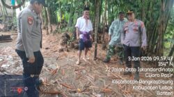 Kapolsek Rangkasbitung Polres Lebak dan Personil Cek Tanah Longsor Akibat Terkikis Air Sungai di Kampung Salahaur