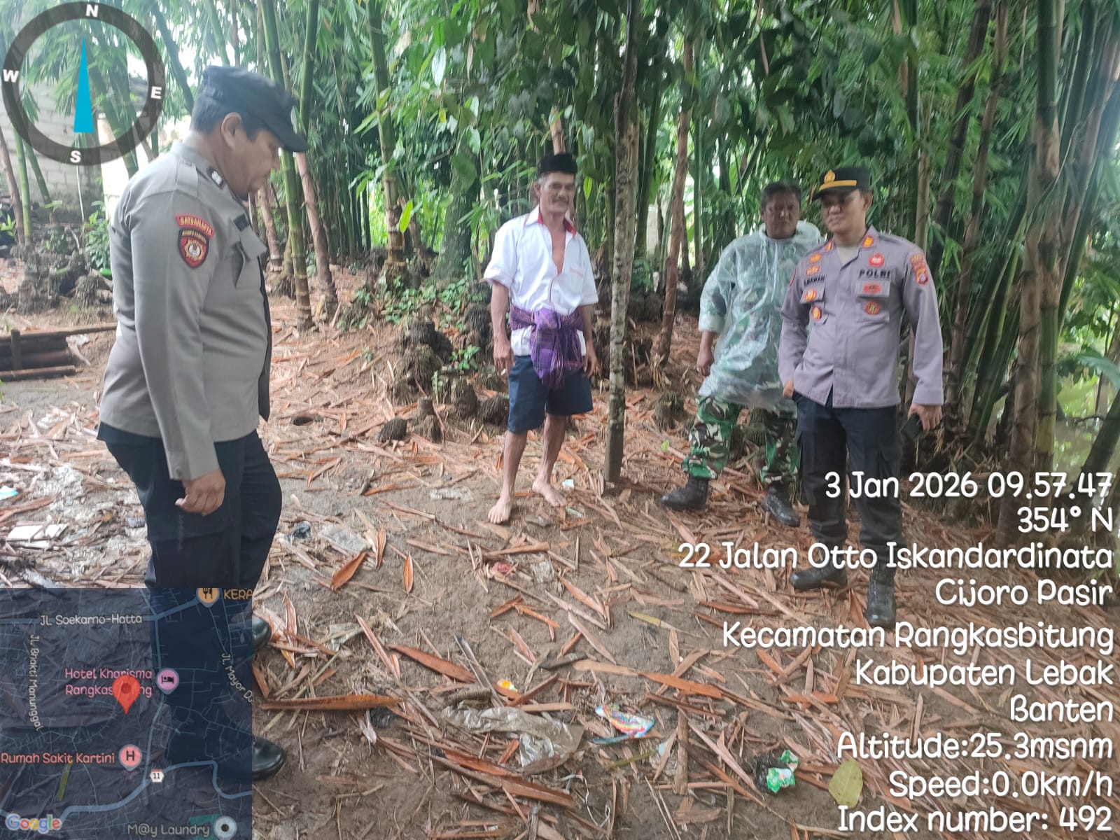Kapolsek Rangkasbitung Polres Lebak dan Personil Cek Tanah Longsor Akibat Terkikis Air Sungai di Kampung Salahaur