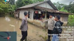 KSPKT III Polsek Rangkasbitung Polres Lebak Cek Rumah Warga Yang Tergenang Air Akibat Luapan Sungai Ciujung KSPKT III Polsek Rangkasbitung Polres Lebak Cek Rumah Warga Yang Tergenang Air Akibat Luapan Sungai Ciujung