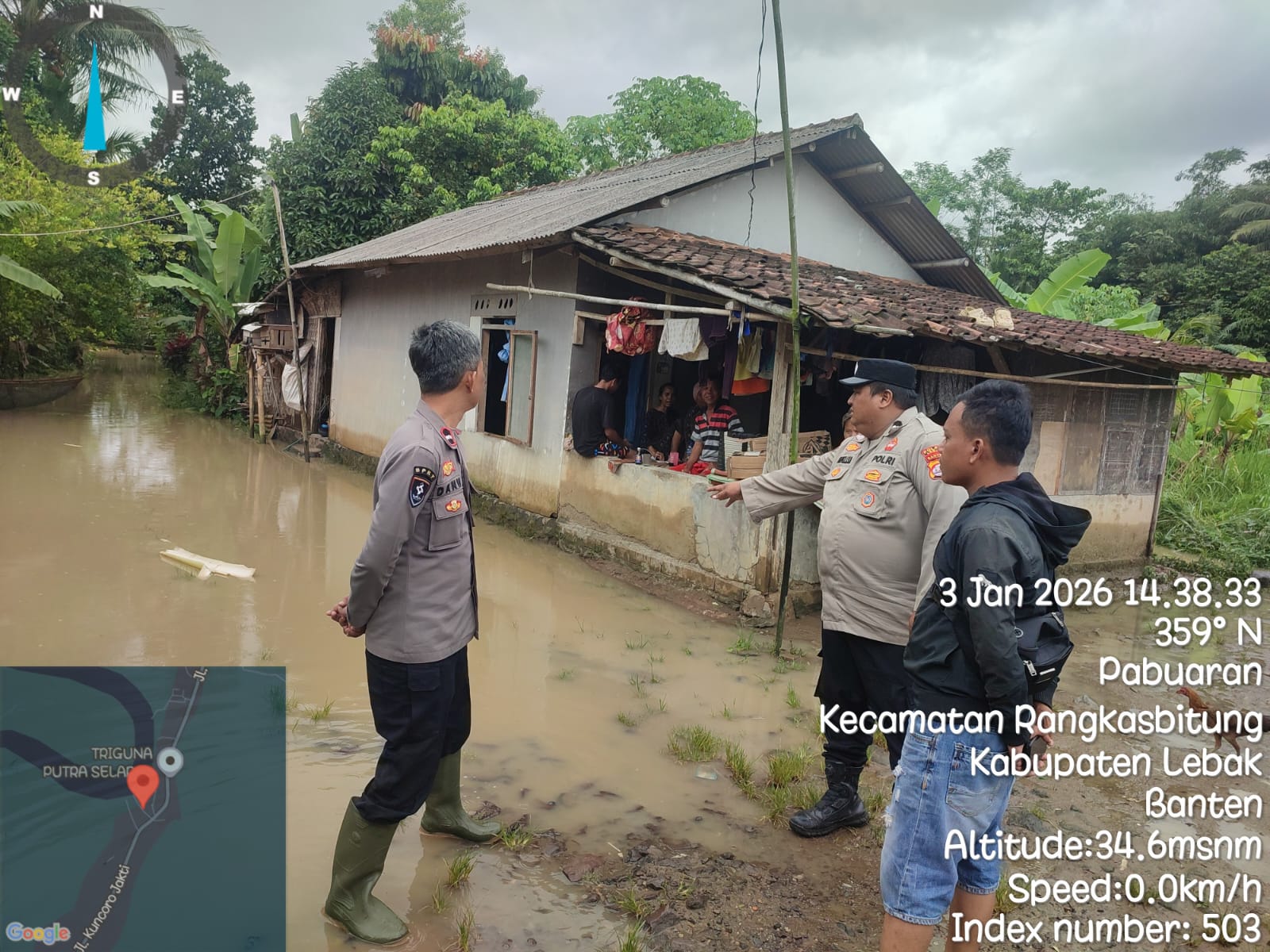 KSPKT III Polsek Rangkasbitung Polres Lebak Cek Rumah Warga Yang Tergenang Air Akibat Luapan Sungai Ciujung