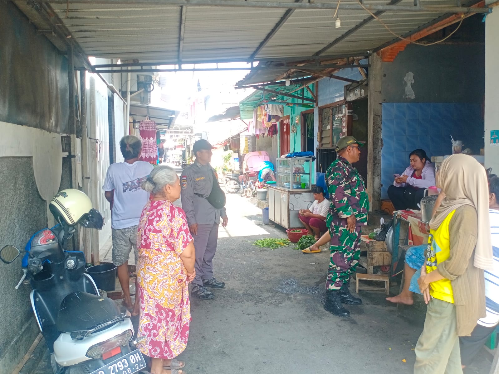 Antisipasi Banjir, Babinsa Joyotakan Patroli Cek Debit Pintu Air Plalan