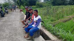 Babinsa Koramil Teras Mempererat Kebersamaan Warga Lewat Komsos di Tengah Kerja Bakti Babinsa Koramil Teras Mempererat Kebersamaan Warga Lewat Komsos di Tengah Kerja Bakti