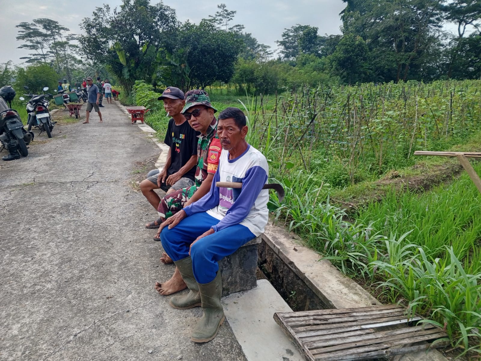 Babinsa Koramil Teras Mempererat Kebersamaan Warga Lewat Komsos di Tengah Kerja Bakti