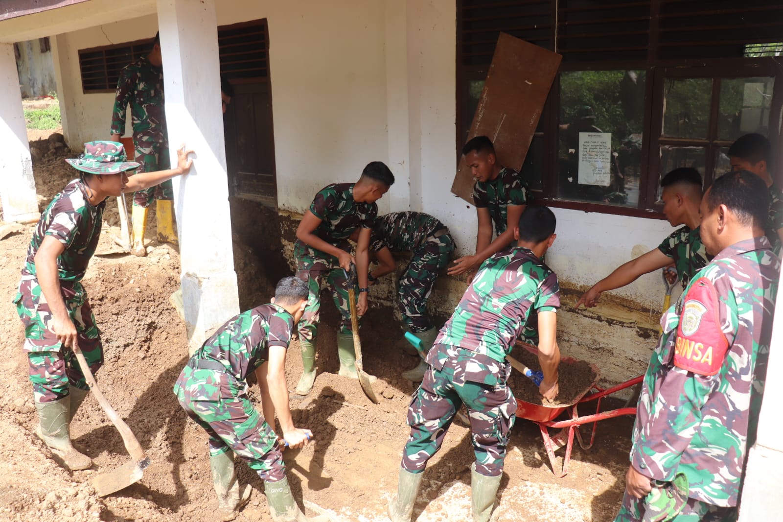 Kodim 0106/Aceh Tengah Turunkan Langsung Personel Bersihkan SMPN 13 Dan SMPN 22