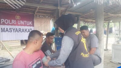 Dokkes Polres Pidie Turun Langsung ke Rumah Warga, Layani Kesehatan Korban Banjir di Mutiara Timur