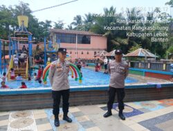 Anggota Polsek Rangkasbitung Polres Lebak di Hari Libur Sekolah Monitoring Obyek Wisata Kolam Renang