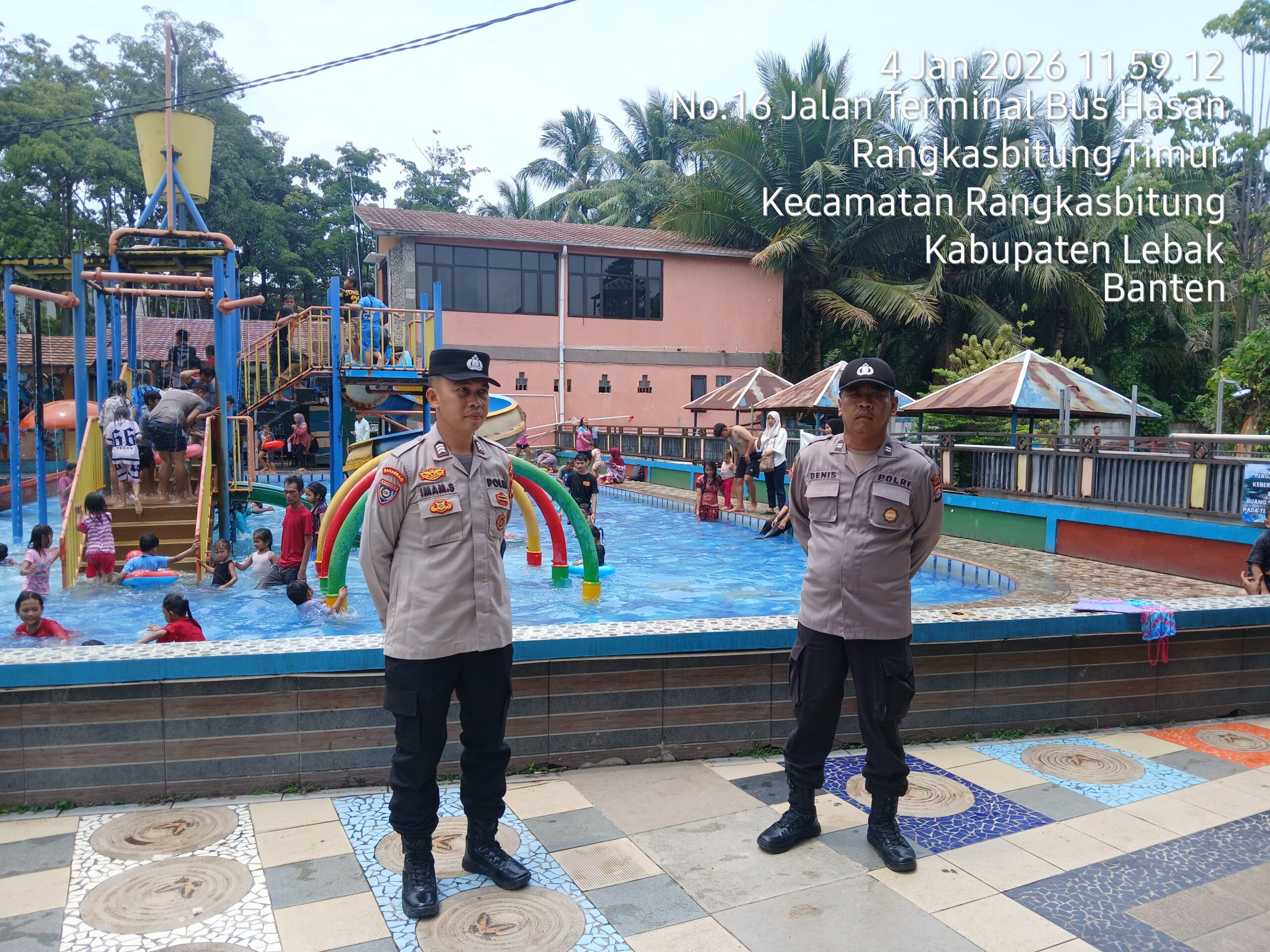 Anggota Polsek Rangkasbitung Polres Lebak di Hari Libur Sekolah Monitoring Obyek Wisata Kolam Renang