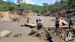 Polres Aceh Tengah Bersama BKO Brimob, TNI, dan Relawan Bangun Jembatan Apung Akses Ke Kampung Terisolir di Linge