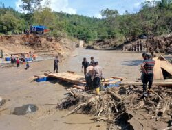 Polres Aceh Tengah Bersama BKO Brimob, TNI, dan Relawan Bangun Jembatan Apung Akses Ke Kampung Terisolir di Linge