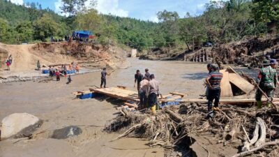 Polres Aceh Tengah Bersama BKO Brimob, TNI, dan Relawan Bangun Jembatan Apung Akses Ke Kampung Terisolir di Linge