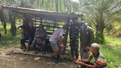 Jalin Rasa Persaudaraan , Babinsa Laksanakan Komsos bersama Masyarakat Binaan