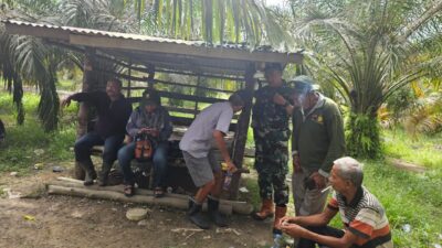 Jalin Rasa Persaudaraan , Babinsa Laksanakan Komsos bersama Masyarakat Binaan