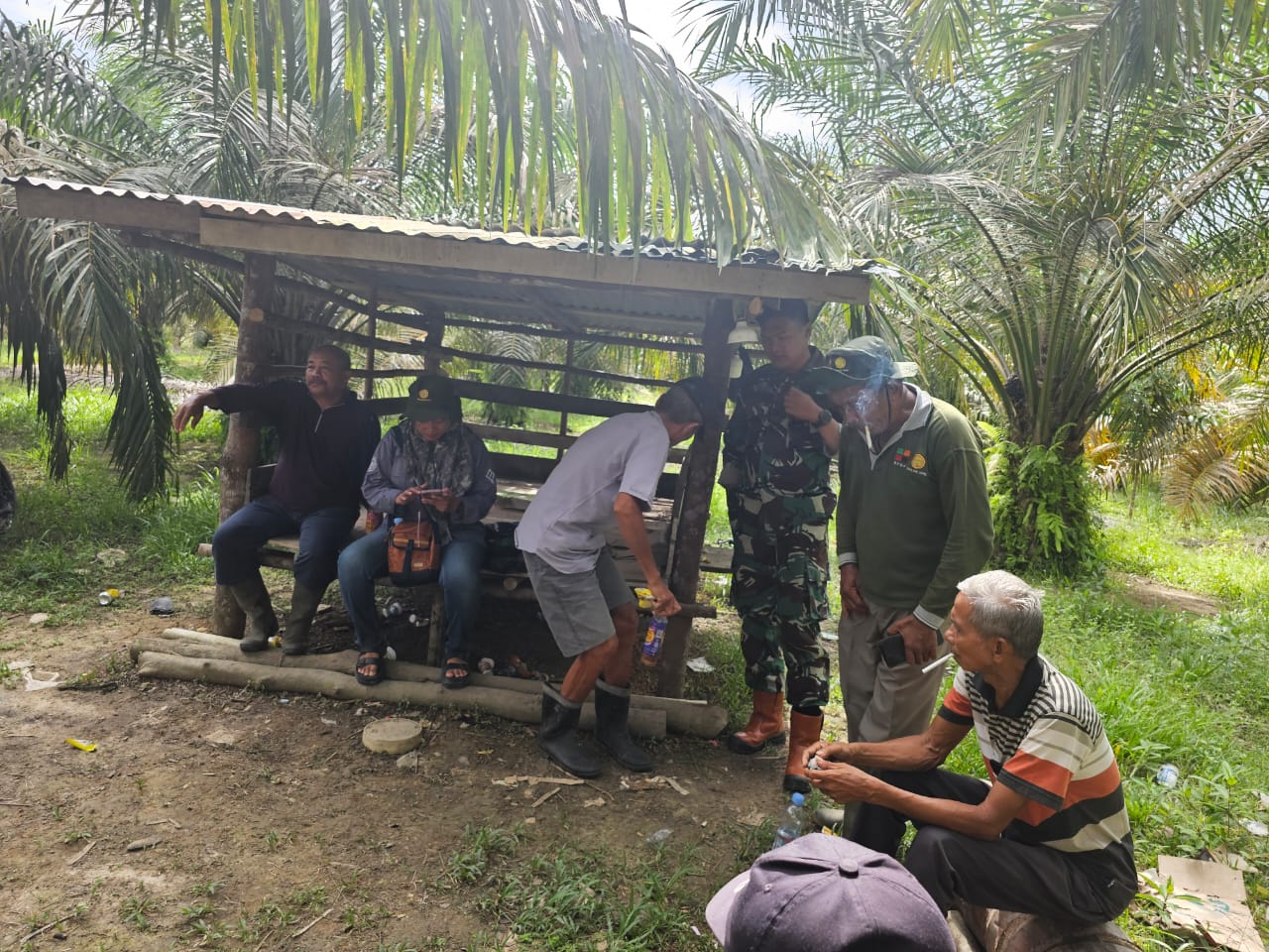 Jalin Rasa Persaudaraan , Babinsa Laksanakan Komsos bersama Masyarakat Binaan