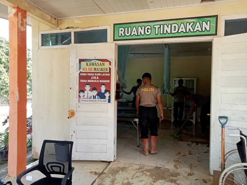 Polsubsektor Rusip Antara dan BKO Brimob Polda Aceh Gotong Royong Pulihkan Puskesmas Pascabencana