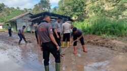 Brimob BKO Polda Aceh dan Polres Aceh Tengah Gerak Cepat Bersihkan Jalan Nasional Licin Pascabencana