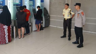 Kanit Samapta Polsek Rangkasbitung Polres Lebak Cek ATM Bank BCA Antisipasi Gangguan Kamtibmas