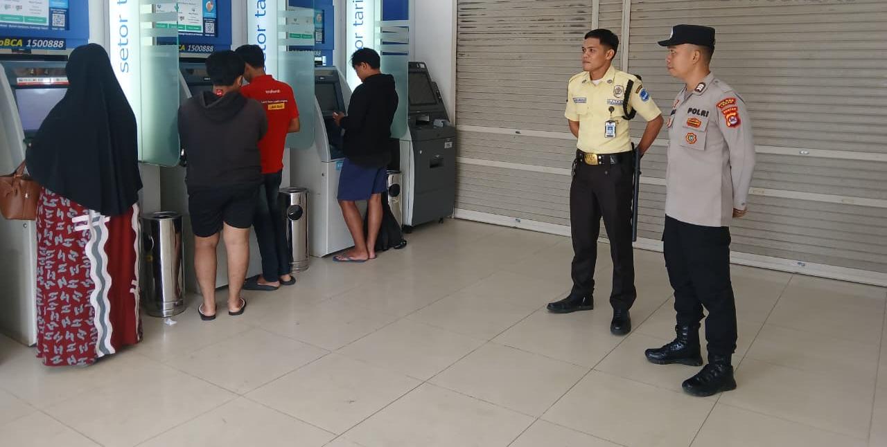 Kanit Samapta Polsek Rangkasbitung Polres Lebak Cek ATM Bank BCA Antisipasi Gangguan Kamtibmas