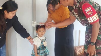 Babinsa Bantu Ukur Tinggi Badan Balita di Posyandu, Wujudkan Kedekatan Dengan Anak