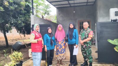 Wujudkan Lingkungan Sehat dan Bebas DBD, Babinsa Koramil Nogosari cek Jentik Nyamuk.