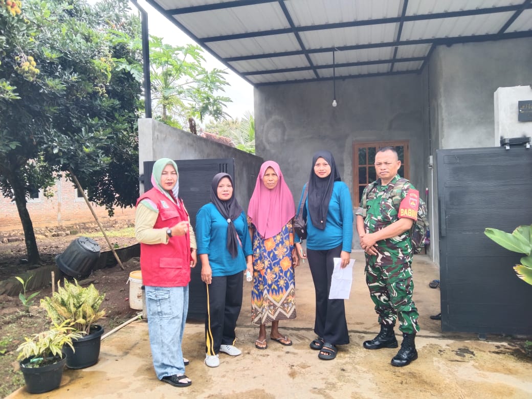Wujudkan Lingkungan Sehat dan Bebas DBD, Babinsa Koramil Nogosari cek Jentik Nyamuk.