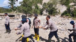 Brimob Polda Aceh Pasang Seling Penyeberangan di Kampung Bah, Balita Digendong Demi Keselamatan Warga Brimob Polda Aceh Pasang Seling Penyeberangan di Kampung Bah, Balita Digendong Demi Keselamatan Warga