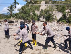 Brimob Polda Aceh Pasang Seling Penyeberangan di Kampung Bah, Balita Digendong Demi Keselamatan Warga