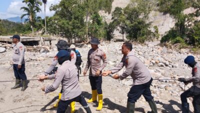 Brimob Polda Aceh Pasang Seling Penyeberangan di Kampung Bah, Balita Digendong Demi Keselamatan Warga Brimob Polda Aceh Pasang Seling Penyeberangan di Kampung Bah, Balita Digendong Demi Keselamatan Warga