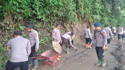 Polsek Silih Nara dan BKO Brimob Gotong Royong Pulihkan Akses Jalan Utama Angkup–Pameu Aceh Tengah