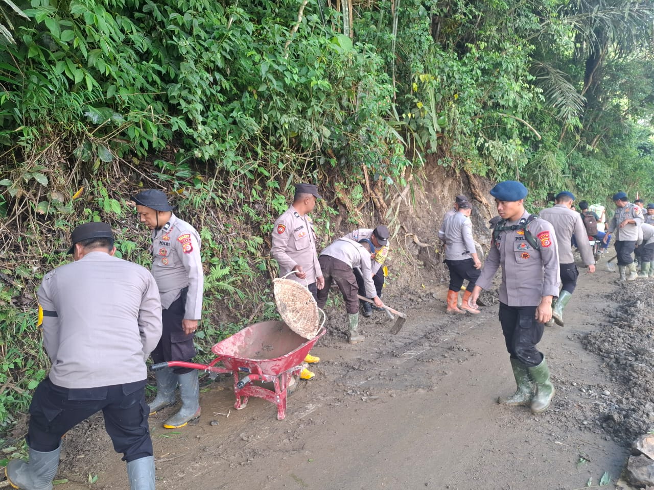 Polsek Silih Nara dan BKO Brimob Gotong Royong Pulihkan Akses Jalan Utama Angkup–Pameu Aceh Tengah