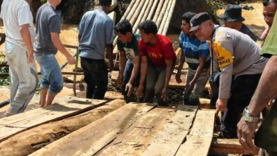 TNI–Polri Bangun Jembatan Sementara untuk Akses Penyeberangan Warga di Kuyun Uken Aceh Tengah